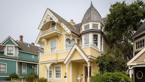 Ein viktorianisches Haus mit einem markanten Turm und Erkerfenstern.
