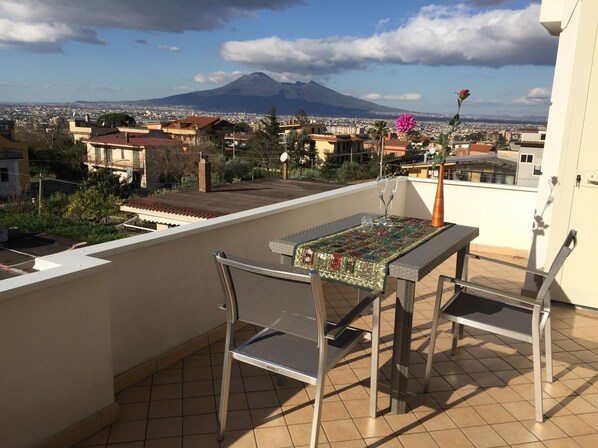 Outdoor dining - Apt in a Villa with Terrace on stunning Vesuvio View! (Angri)