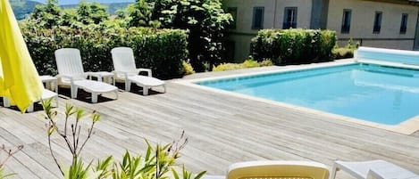 Utomhuspool och uppvärmd pool