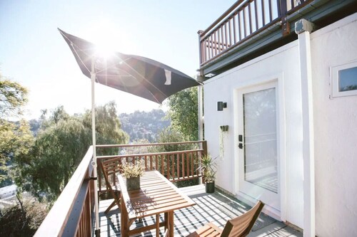 Private & Quiet Los Feliz Guest Suite with VIEWS!