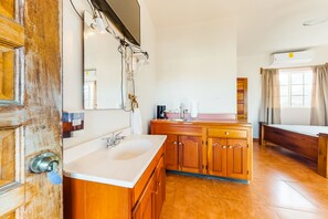 Een haardroger, handdoeken