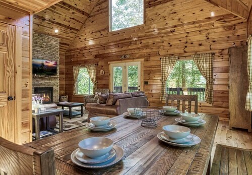 The Fox’s Den –Cozy Gatlinburg Cabin-Hot Tub&Views
