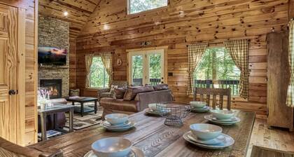 The Fox’s Den –Cozy Gatlinburg Cabin-Hot Tub&Views