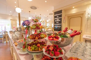 Un buffet proposant une variété de fruits, de légumes et de boissons.