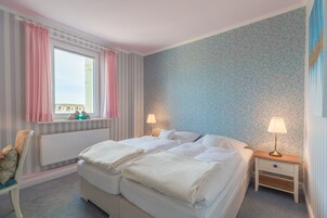 Hypo-allergenic bedding, in-room safe, individually decorated, desk