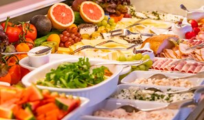 فطور كامل مجانًا يوميًا