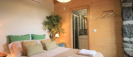 3 bedrooms, desk, soundproofing, iron/ironing board