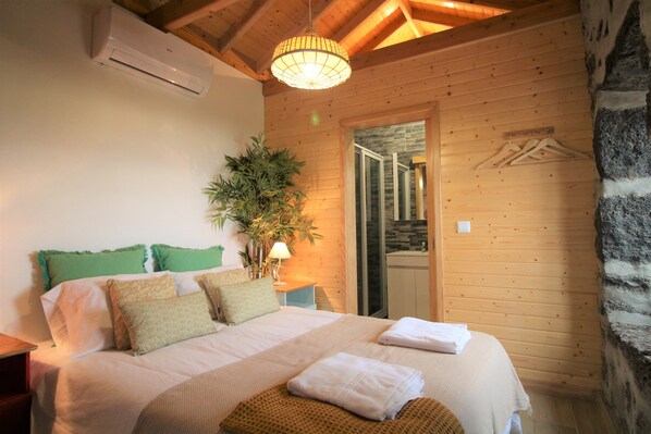 3 camere, una scrivania, insonorizzazione, ferro/asse da stiro