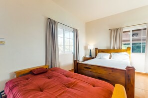 Iron/ironing board, free internet, bed sheets - Charming studio w/ ocean view, deck, partial AC & WiFi - short walk to the beach (Hopkins)