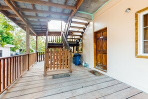 Property grounds - Charming studio w/ ocean view, deck, partial AC & WiFi - short walk to the beach (Hopkins)