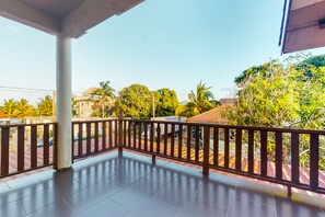Terrace/patio - Charming studio w/ ocean view, deck, partial AC & WiFi - short walk to the beach (Hopkins)
