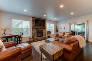 Fernseher, Kamin, Tischfußball