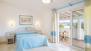 Una camera da letto con un letto, comodini, una finestra con tende e vista sull'esterno.