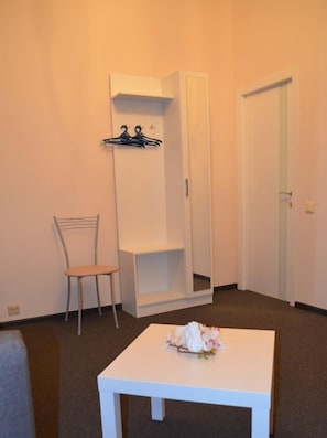 Quarto quádruplo família | Roupas de cama antialérgicas, camas Select Comfort, cortinas blackout