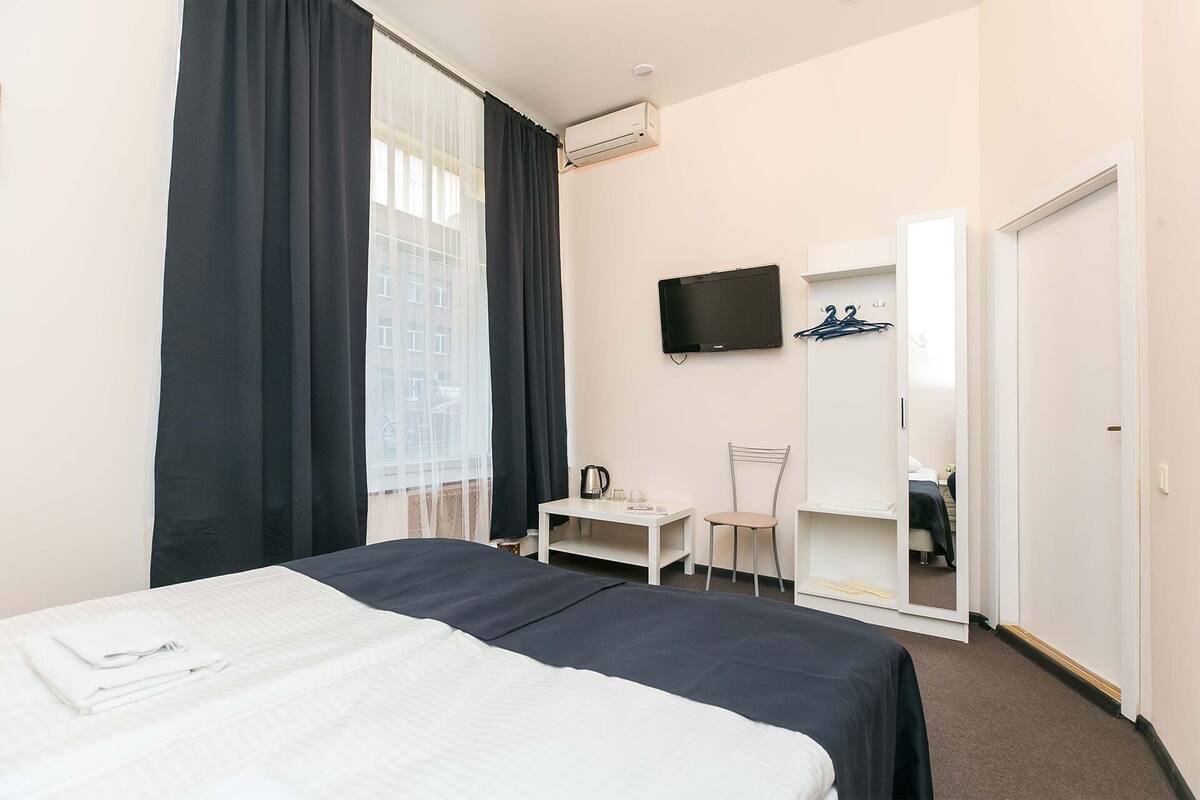 Quarto casal ou duplo básico, banheiro compartilhado | Roupas de cama antialérgicas, camas Select Comfort, cortinas blackout