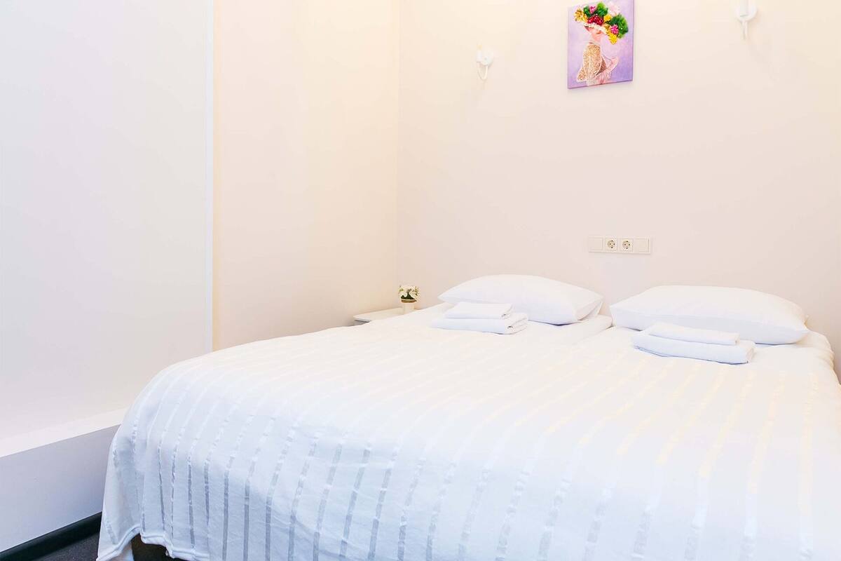 Quarto casal ou duplo conforto | Roupas de cama antialérgicas, camas Select Comfort, cortinas blackout