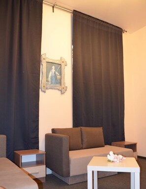 Quarto quádruplo família | Roupas de cama antialérgicas, camas Select Comfort, cortinas blackout