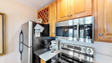 Køleskab, mikrobølgeovn, ovn, kogeplade