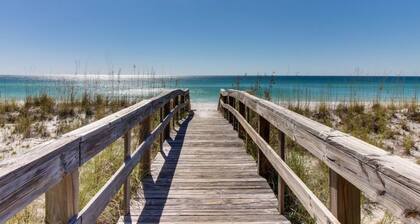 Cozy, top-floor beachfront condo with pool, pool spa, & beach access