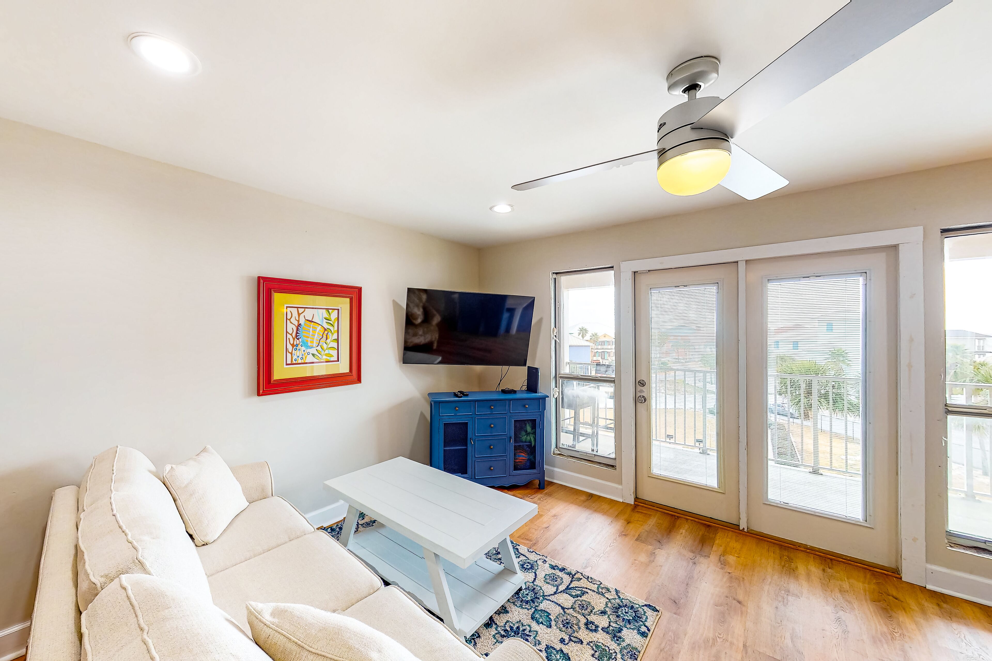 Cozy, top floor beachfront condo w/ shared pool, pool spa, & beach access