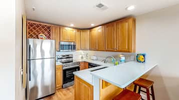 Een koelkast, een magnetron, een oven, een kookplaat