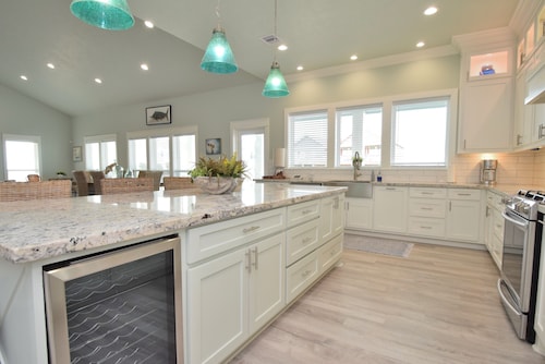  New~ 6 Bedroom 5 bath ~ Pool and Spa ~ Beach Views~ Direct Beach Access