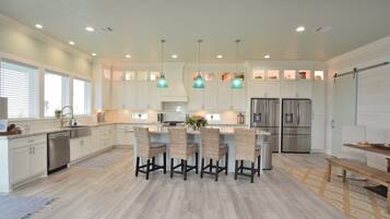 Køleskab, mikrobølgeovn, ovn, kogeplade