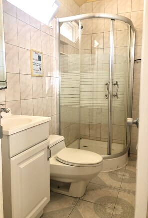 Regadera y papel de baño