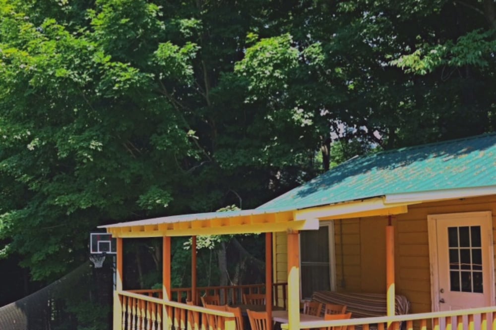 Japan style Bungalow / shared pool 8 min bethel woods 10m Casino