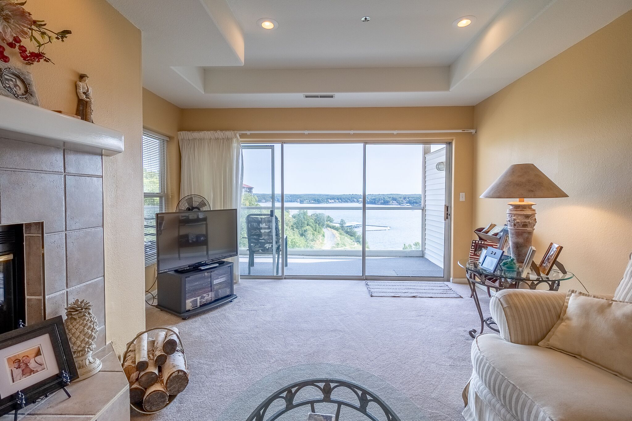 Lakeview condo in great location