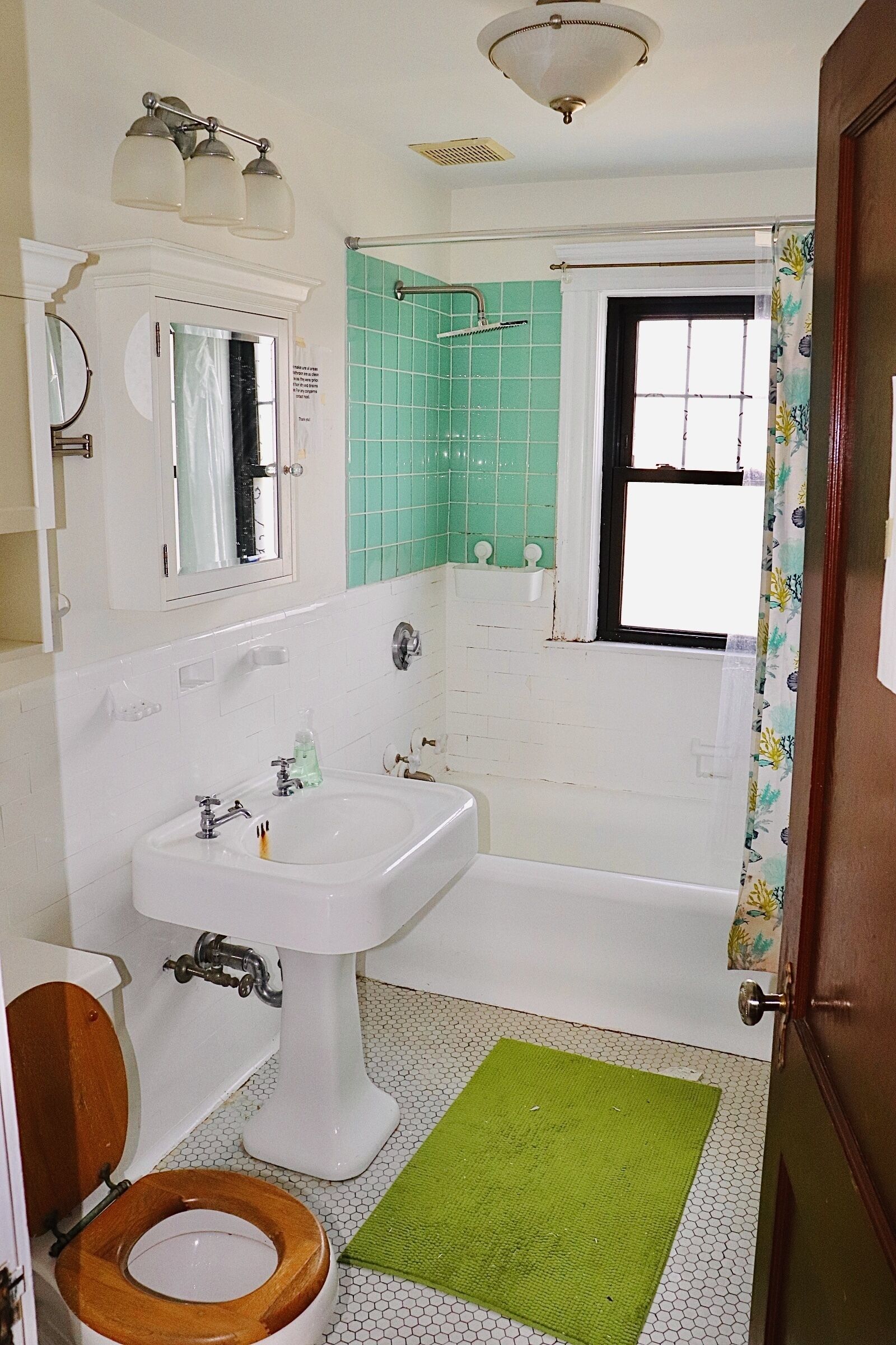 A bathroom with a toilet, sink, and bathtub.
