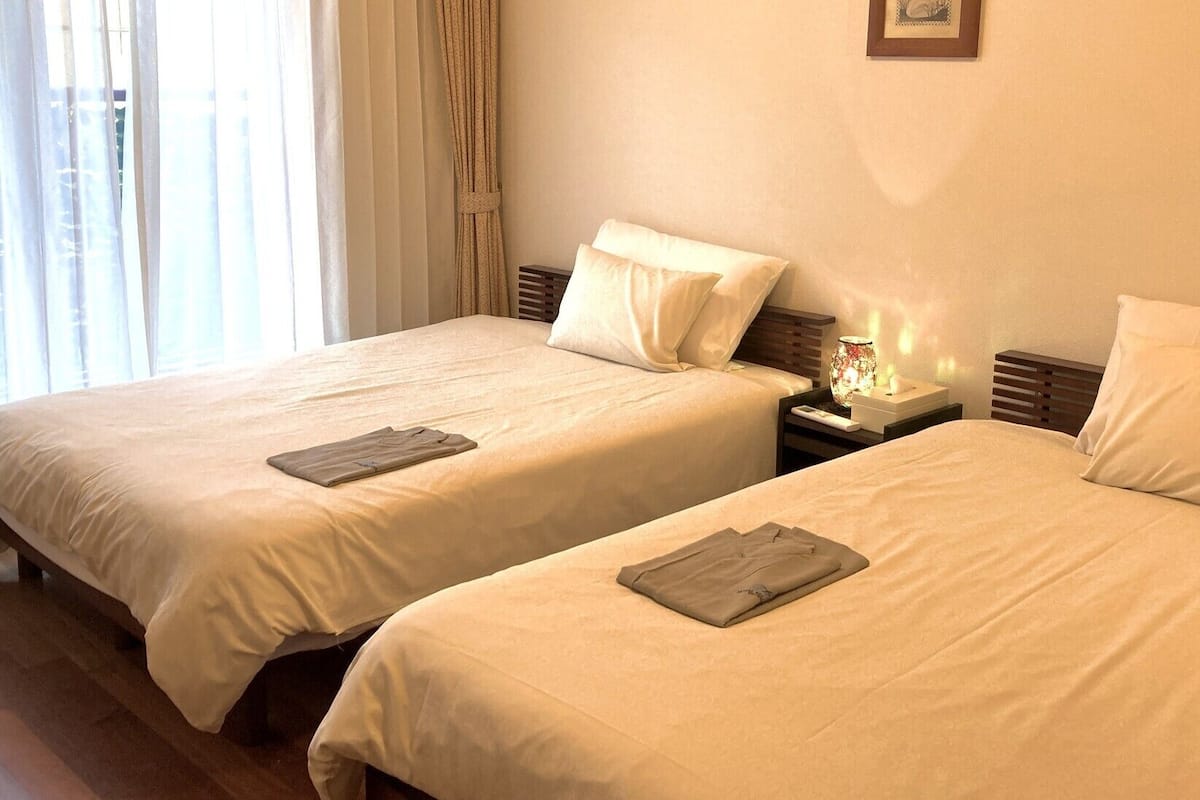 Escritorio, wifi gratis y ropa de cama