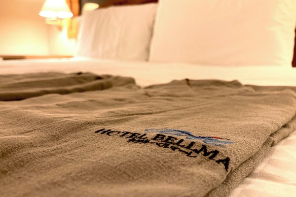 Deluxe Double Room, Non Smoking, Jetted Tub | Meja, Wi-fi percuma, cadar katil