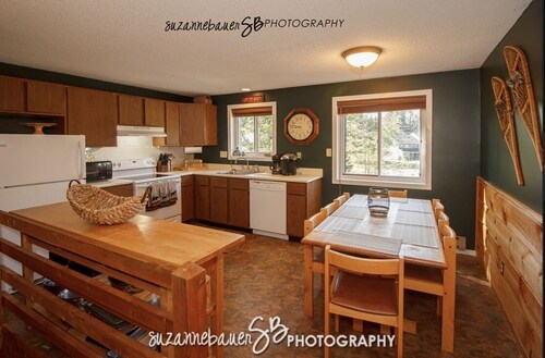 3 story cozy townhouse minutes from mount snow