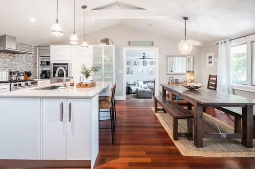 Private Home-Walk to Beach & Town-Dog Friendly-Screened Porch-Fenced Yard