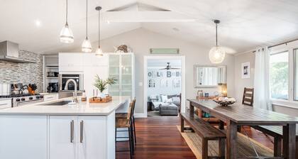Private Home-Walk to Beach & Town-Dog Friendly-Screened Porch-Fenced Yard