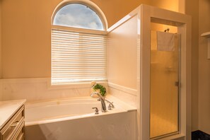 Departamento Elite | Baño | Toallas, jabón, papel de baño 