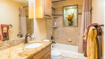 Classic Apartment | Bilik Mandi | Tuala disediakan, sabun, tisu tandas