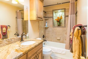 Classic Apartment | Bathroom | Towels, soap, toilet paper