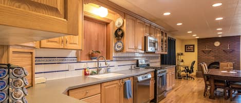 Frigorífico grande, microondas, horno y placa de cocina