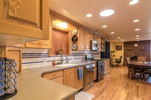 Full-sized fridge, microwave, oven, stovetop - Family Crash Pad near SLC (Farmington)