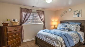 Double Room | Blackout drapes, iron/ironing board, free WiFi, bed sheets