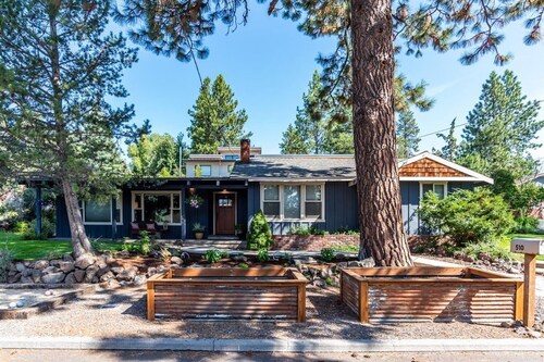 The Bend House - West Side, Walk to Newport & Downtown, Bocce Ball Court