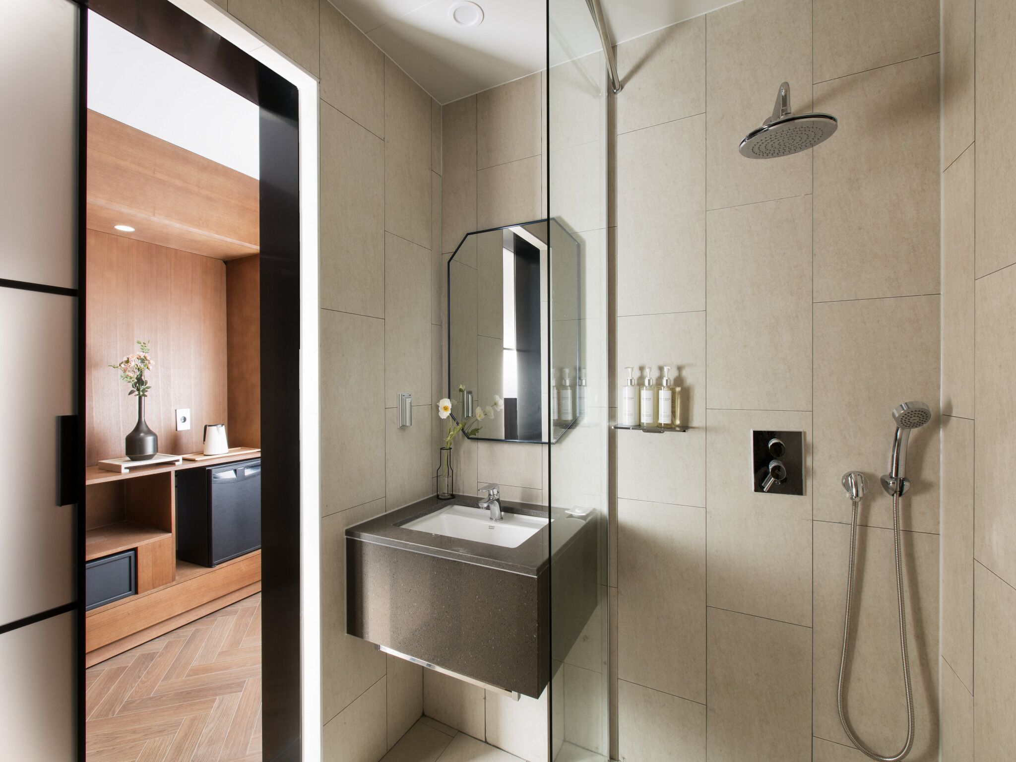 standard room | bathroom | free toiletries, towels, soap, shampoo