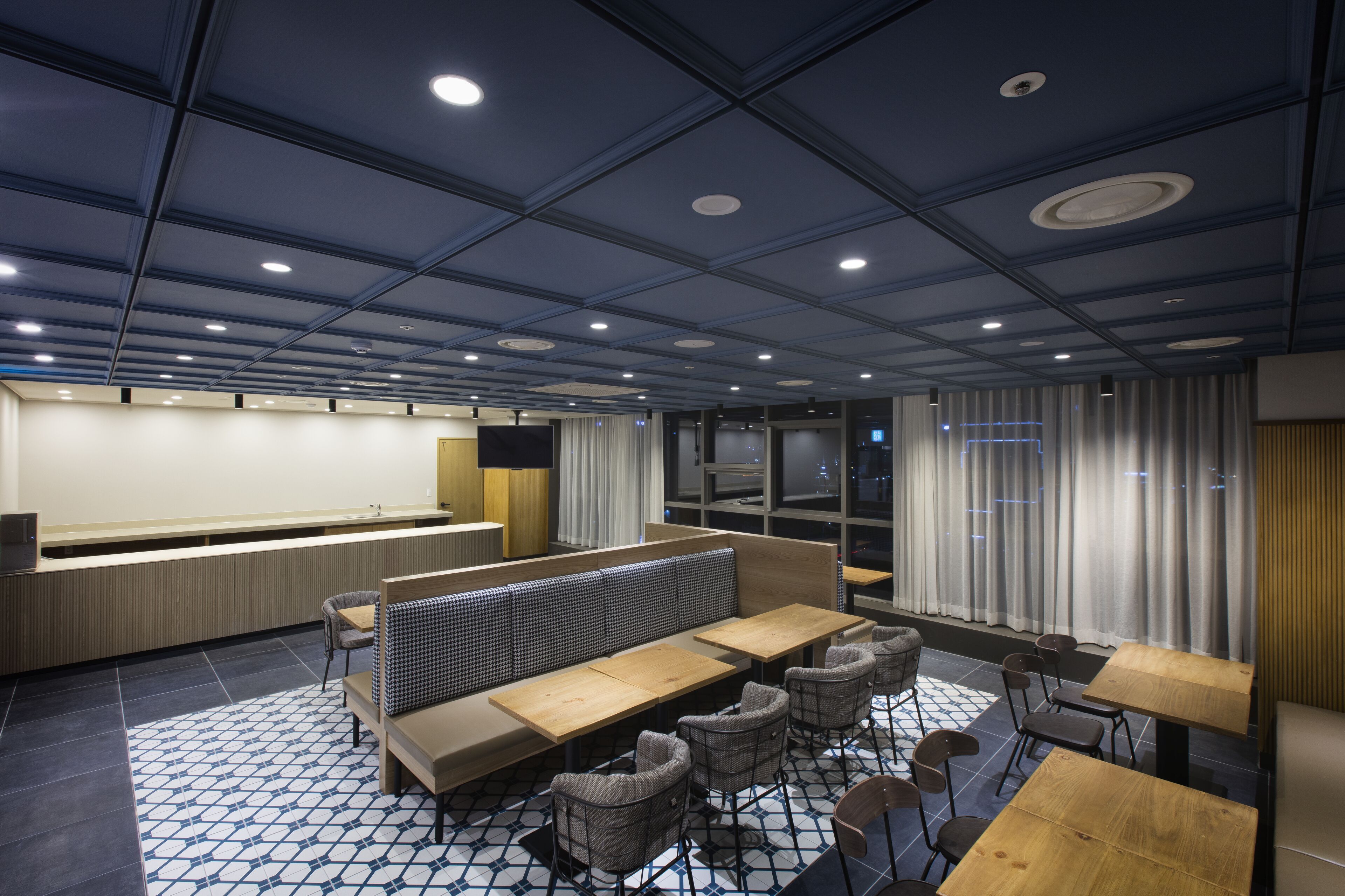 free daily self-service breakfast