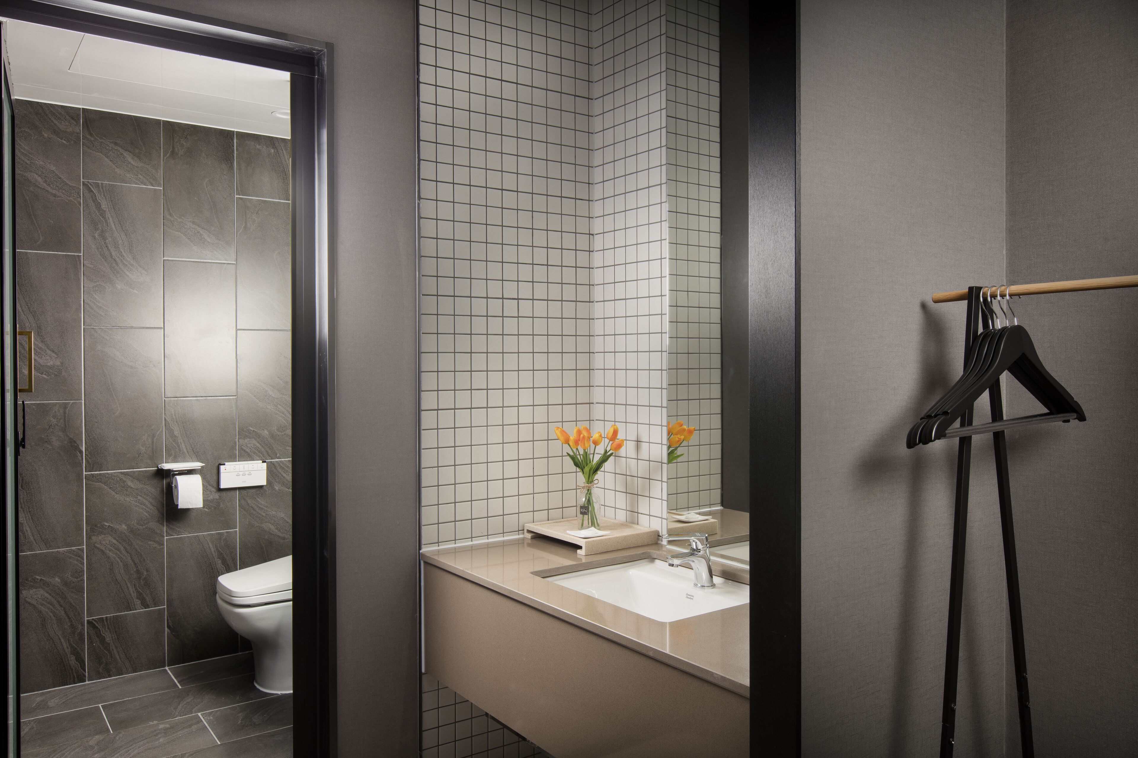 deluxe room | bathroom | free toiletries, towels, soap, shampoo