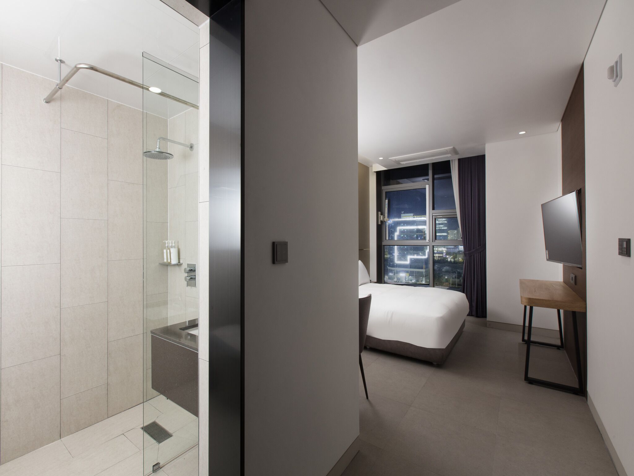 deluxe room | living area | flat-screen tv