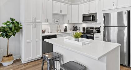 The Graduate: Lakeside Charm in Downtown