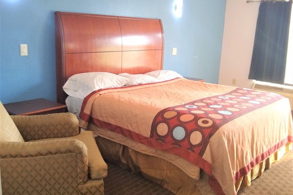 Room, 1 King Bed, Smoking | WiFi (free)
