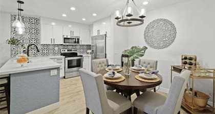 Gorgeous Modern Spanish Condo In Amazing Location Near Disney and La